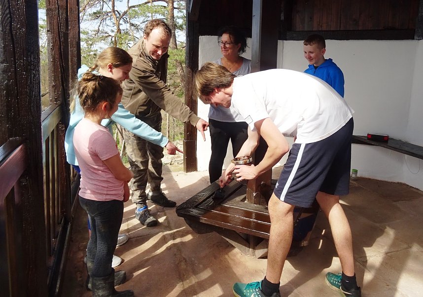 Viele flei&szlig;ige H&auml;nde halfen beim Fr&uuml;hjahrsputz an der Hornungsh&ouml;he
