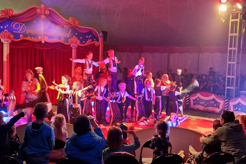 Die Akrobaten im Projektzirkus Andre Sperlich Dreamland in Bad Frankenhausen