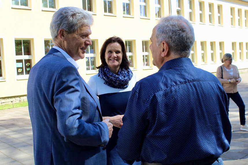 Minister Helmut Holter (Die LINKE) und Landr&auml;tin Antje Hochwind-Schneider besuchten die Staatliche Grundschule Adolph Diesterweg 
