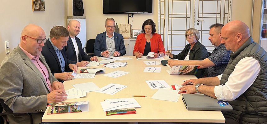 Die Vereinbarung f&uuml;r einen neuen Streckenabschnitt der wichtigen Nord-S&uuml;d-Verbindung zwischen dem Unstrut-Radweg und dem Unstrut-Werra-Radweg wurde im Landratsamt Sondershausen unterzeichnet
