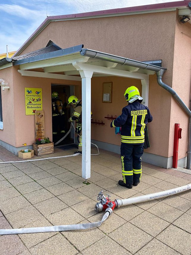 Unangek&uuml;ndigte Feuerwehr&uuml;bung im Kindergarten "Dorfspatzen" in Hohenebra