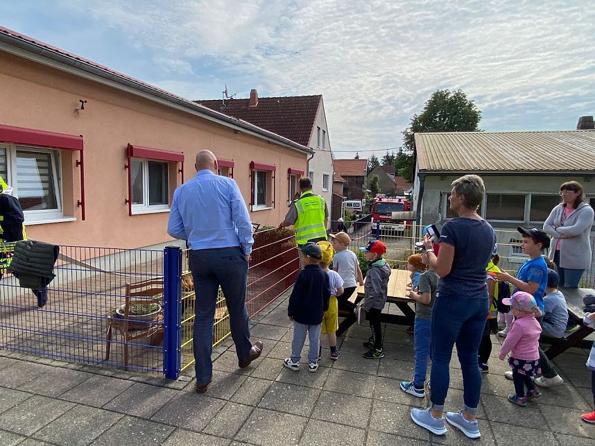 Unangek&uuml;ndigte Feuerwehr&uuml;bung im Kindergarten "Dorfspatzen" in Hohenebra