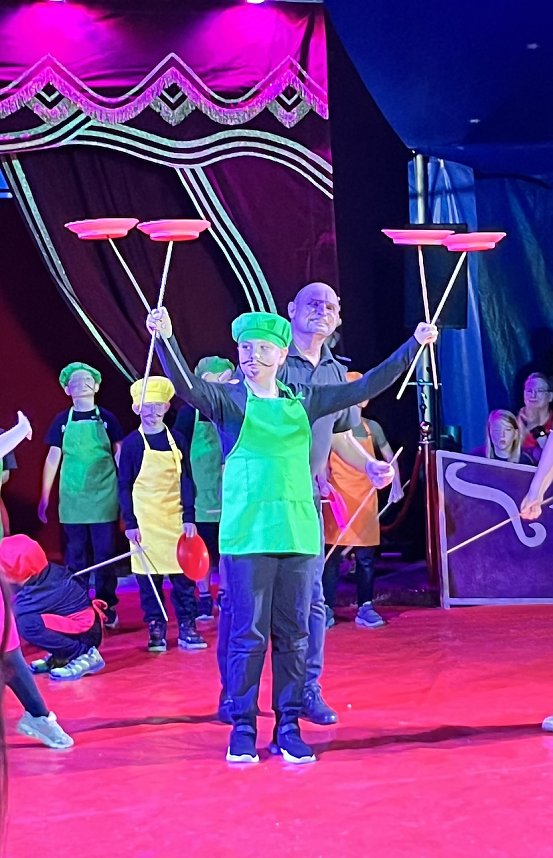 Mitmachzirkus Blubber auf dem Sportplatz in Udersleben