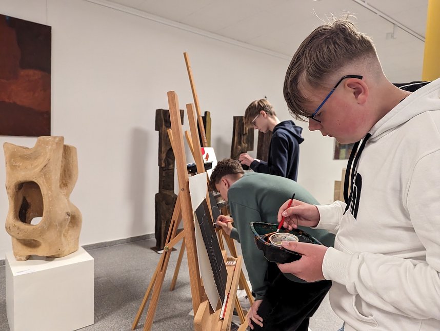 Die Sch&uuml;lerinnen und Sch&uuml;ler der Regelschule am Franzberg durften die Werke von Heinz Scharr eigenst&auml;ndig interpretieren