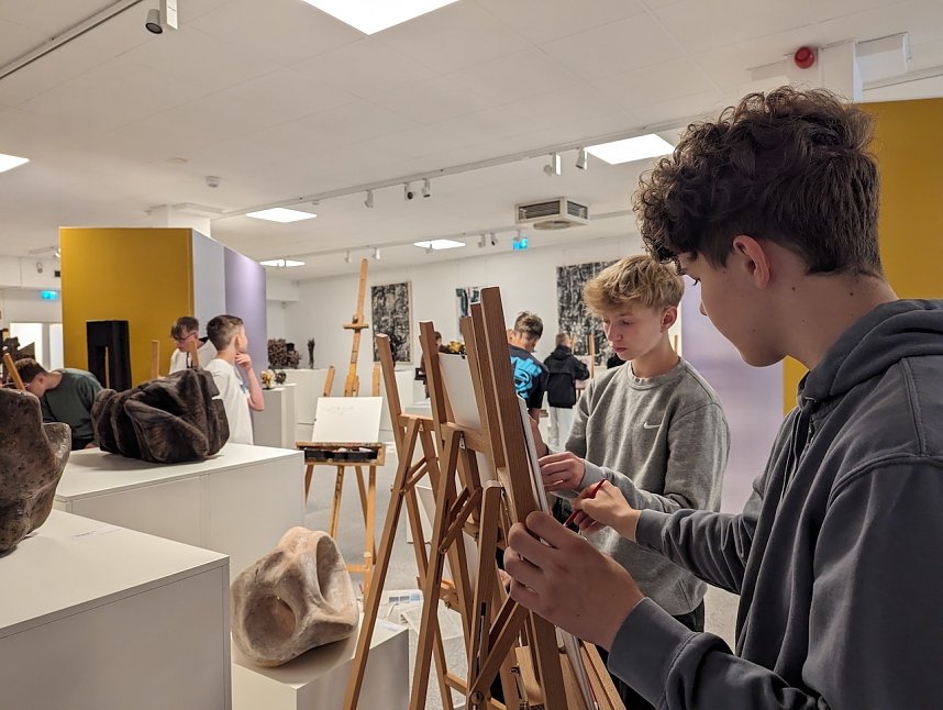 Die Sch&uuml;lerinnen und Sch&uuml;ler der Regelschule am Franzberg durften die Werke von Heinz Scharr eigenst&auml;ndig interpretieren