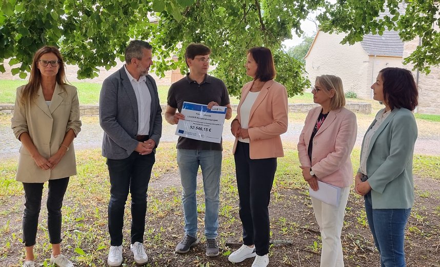 &Uuml;bergabe LEADER-F&ouml;rderurkunde Pilgerwohnen Klostergut M&ouml;nchpfiffel