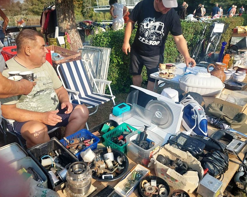 Viele Menschen kamen zum 2. Flohmarkt in das Naturschwimmbad Heldrungen
