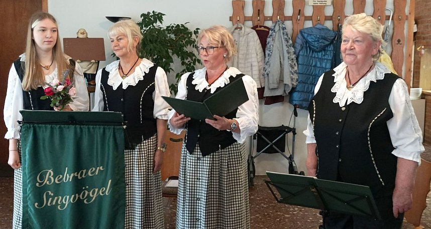 Die Bebraer Singv&ouml;gel begeisterten die Anwesenden im Handwerksst&uuml;bchen im Sondershausen mit ihrem Gesang