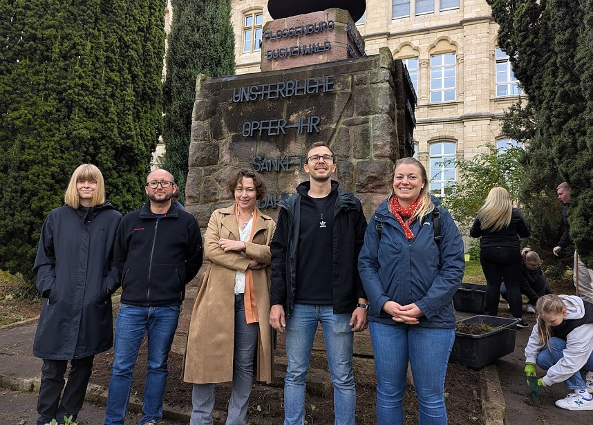 (v.l.n.r.): Josefine B&ouml;ttcher, Bundesfreiwillige beim Volksbund Deutsche Kriegsgr&auml;berf&uuml;rsorge e.V., Sebastian Fehnl, Bildungsreferent Volksbund Deutsche Kriegsgr&auml;berf&uuml;rsorge e.V., Claudia Langhammer, Leiterin Stabsstelle Kultur / Tourismus / Wirtschaftsf&ouml;rderung, Martin Brauer, Geschichtslehrer am Staatlichen Gymnasium Geschwister Scholl und Dr. Carolin Sch&auml;fer, Leiterin des Schlossmuseums in Sondershausen.