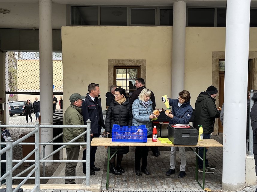 Verabschiedung von Dr. Thiele heute Vormittag im Hof des Landratsamtes