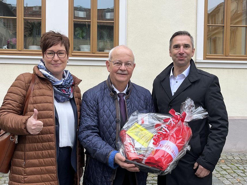 Verabschiedung von Dr. Thiele heute Vormittag im Hof des Landratsamtes