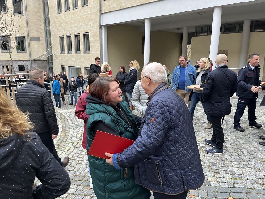 Verabschiedung von Dr. Thiele heute Vormittag im Hof des Landratsamtes