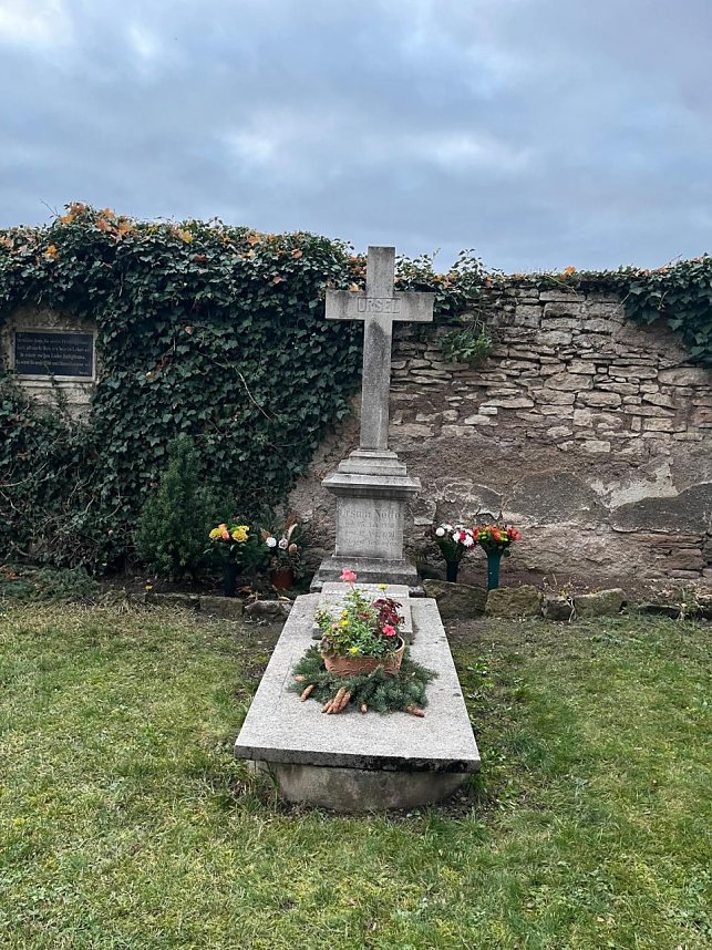 Gedenktafel f&uuml;r Oberst a.D. Harald Momm eingeweiht