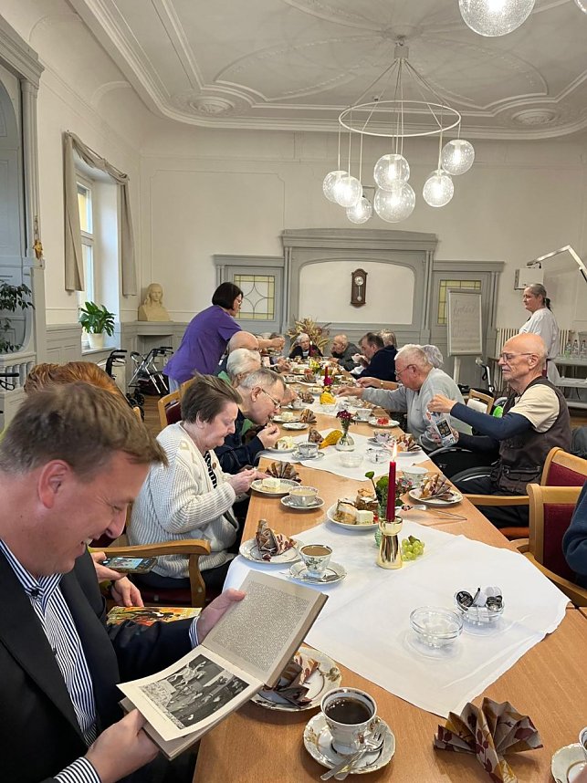 Gedenktafel f&uuml;r Oberst a.D. Harald Momm eingeweiht