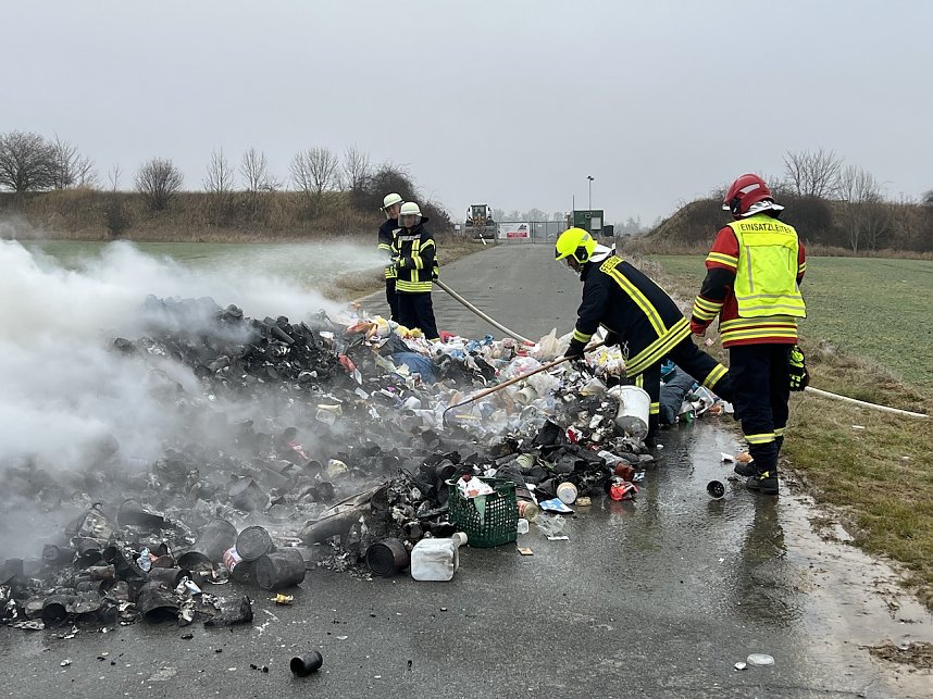 Kunststoffm&uuml;ll entz&uuml;ndete sich zwischen Kleinberndten und Friedrichslohra und musste abgekippt werden