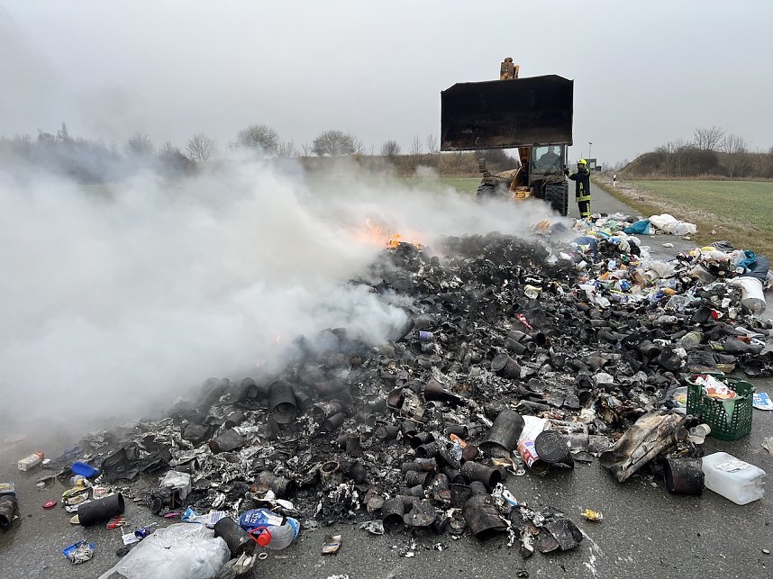 Kunststoffm&uuml;ll entz&uuml;ndete sich zwischen Kleinberndten und Friedrichslohra und musste abgekippt werden