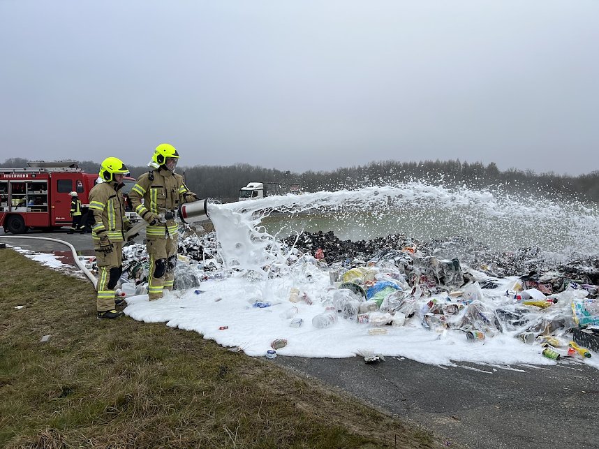 Kunststoffm&uuml;ll entz&uuml;ndete sich zwischen Kleinberndten und Friedrichslohra und musste abgekippt werden