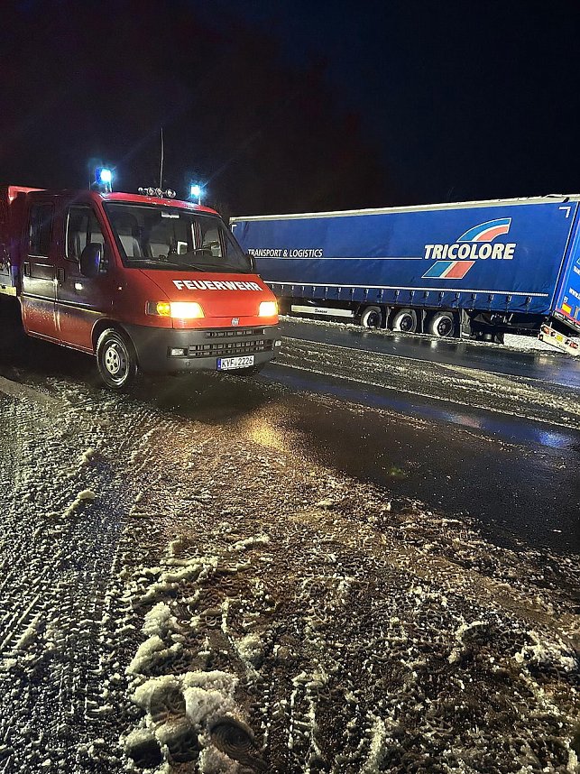 Unfall in Greu&szlig;en - Pkw kollidiert, in der Stra&szlig;e Hinter der Ziegelh&uuml;tte in Fahrtrichtung B4, mit Sattelzug