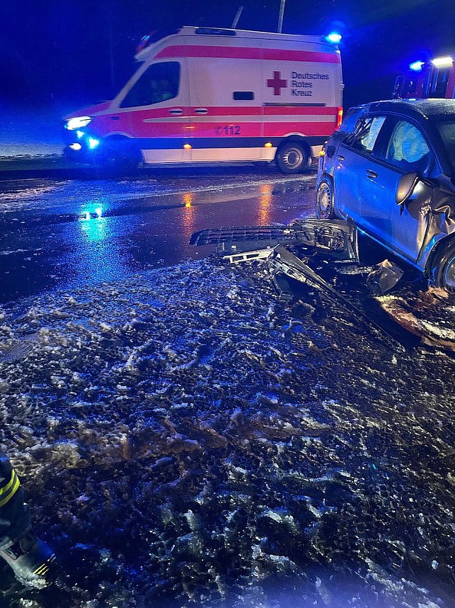 Unfall in Greu&szlig;en - Pkw kollidiert, in der Stra&szlig;e Hinter der Ziegelh&uuml;tte in Fahrtrichtung B4, mit Sattelzug