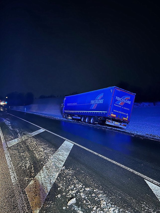 Unfall in Greu&szlig;en - Pkw kollidiert, in der Stra&szlig;e Hinter der Ziegelh&uuml;tte in Fahrtrichtung B4, mit Sattelzug