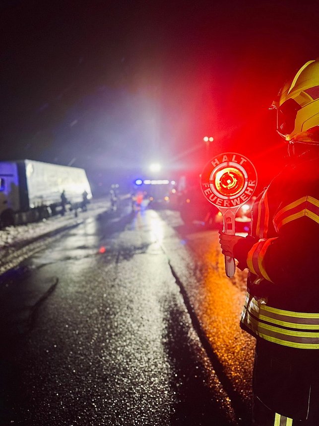 Unfall in Greu&szlig;en - Pkw kollidiert, in der Stra&szlig;e Hinter der Ziegelh&uuml;tte in Fahrtrichtung B4, mit Sattelzug