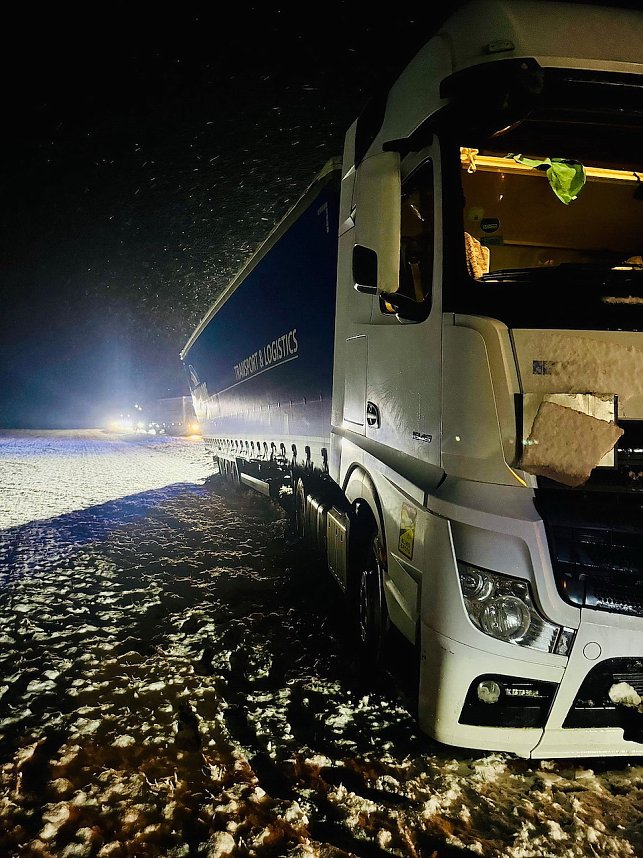 Unfall in Greu&szlig;en - Pkw kollidiert, in der Stra&szlig;e Hinter der Ziegelh&uuml;tte in Fahrtrichtung B4, mit Sattelzug