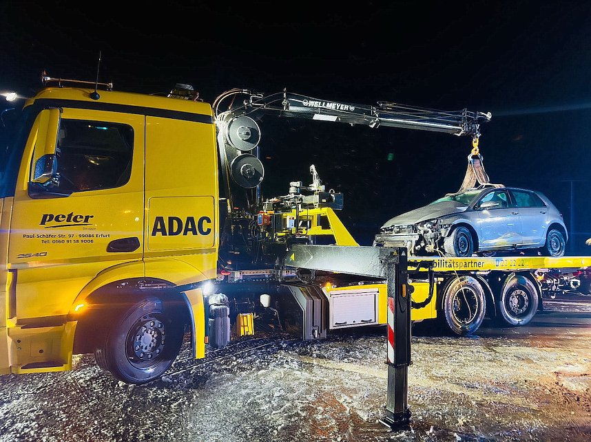 Unfall in Greu&szlig;en - Pkw kollidiert, in der Stra&szlig;e Hinter der Ziegelh&uuml;tte in Fahrtrichtung B4, mit Sattelzug