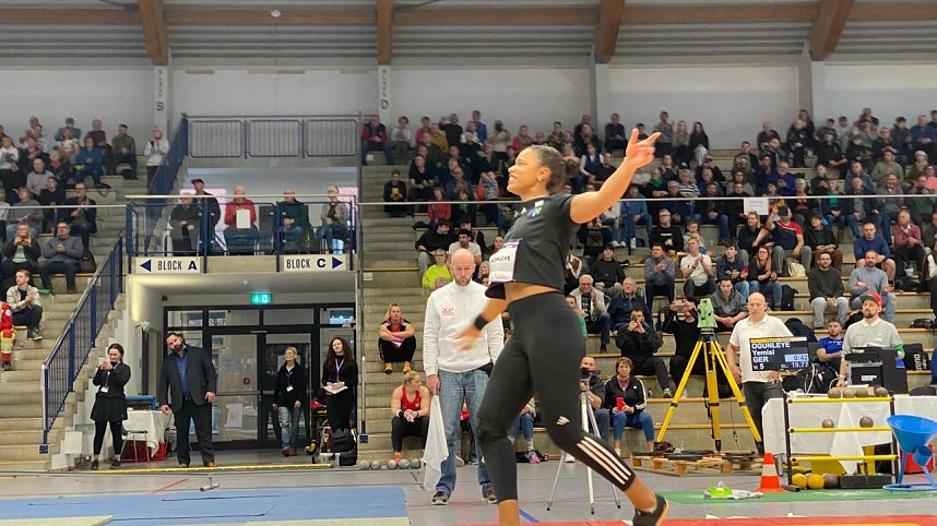 Der Wettkampf der Damen beim Kugelsto&szlig;en Indoor in Nordhausen