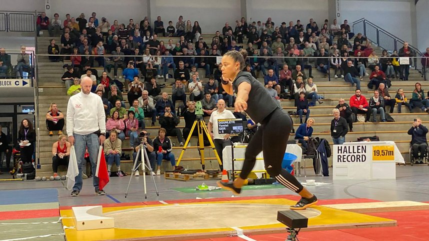 Der Wettkampf der Damen beim Kugelsto&szlig;en Indoor in Nordhausen