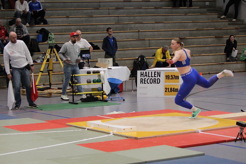 Sportlerinnen und Sportler begeisterten beim Indoor-Kugelsto&szlig;en, in der Wiedigsburghalle in Nordhausen, das Publikum