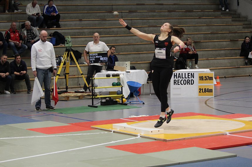 Sportlerinnen und Sportler begeisterten beim Indoor-Kugelsto&szlig;en, in der Wiedigsburghalle in Nordhausen, das Publikum