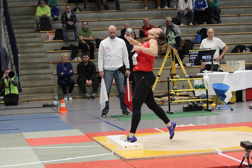 Sportlerinnen und Sportler begeisterten beim Indoor-Kugelsto&szlig;en, in der Wiedigsburghalle in Nordhausen, das Publikum