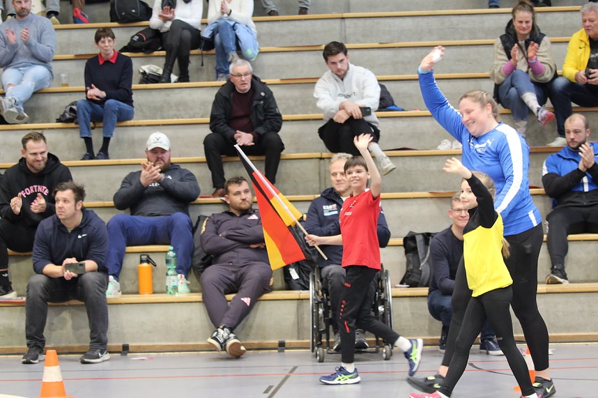 Sportlerinnen und Sportler begeisterten beim Indoor-Kugelsto&szlig;en, in der Wiedigsburghalle in Nordhausen, das Publikum