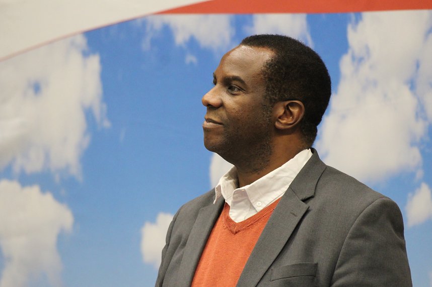 Tenor Marvin Scott beim Indoor Kugelsto&szlig;en in der Wiedigsburghalle in Nordhausen, vor seinem Gesangsauftritt