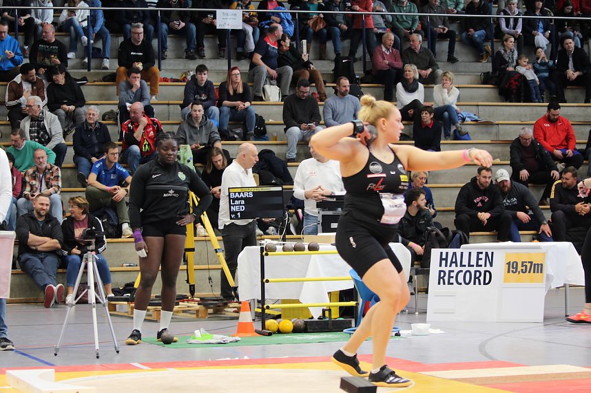 Sportlerinnen und Sportler begeisterten beim Indoor-Kugelsto&szlig;en, in der Wiedigsburghalle in Nordhausen, das Publikum