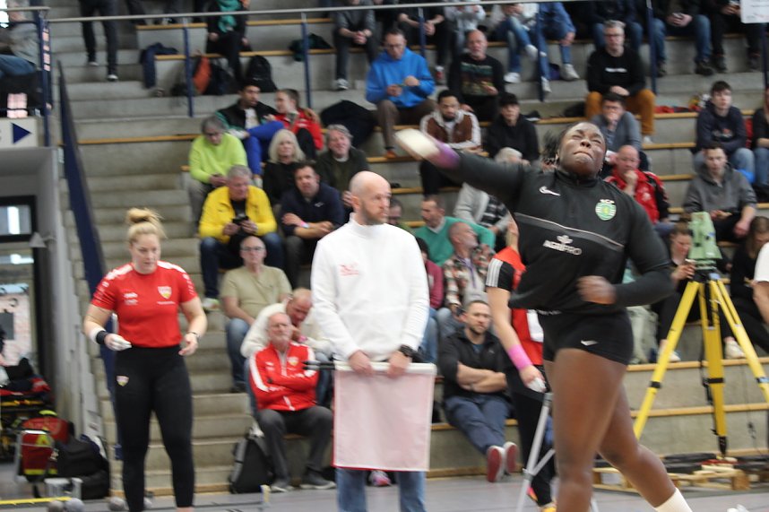 Sportlerinnen und Sportler begeisterten beim Indoor-Kugelsto&szlig;en, in der Wiedigsburghalle in Nordhausen, das Publikum
