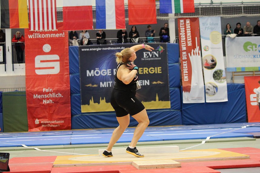 Sportlerinnen und Sportler begeisterten beim Indoor-Kugelsto&szlig;en, in der Wiedigsburghalle in Nordhausen, das Publikum