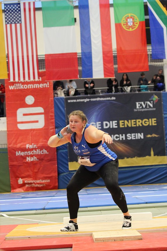 Sportlerinnen und Sportler begeisterten beim Indoor-Kugelsto&szlig;en, in der Wiedigsburghalle in Nordhausen, das Publikum