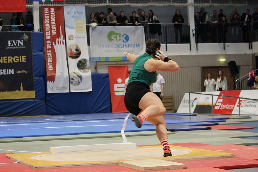 Sportlerinnen und Sportler begeisterten beim Indoor-Kugelsto&szlig;en, in der Wiedigsburghalle in Nordhausen, das Publikum
