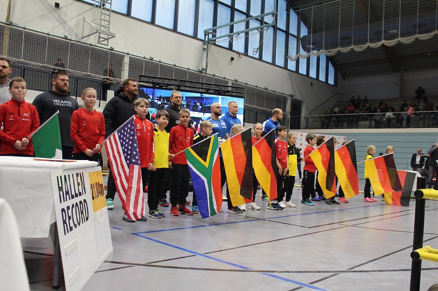 Sportlerinnen und Sportler begeisterten beim Indoor-Kugelsto&szlig;en, in der Wiedigsburghalle in Nordhausen, das Publikum