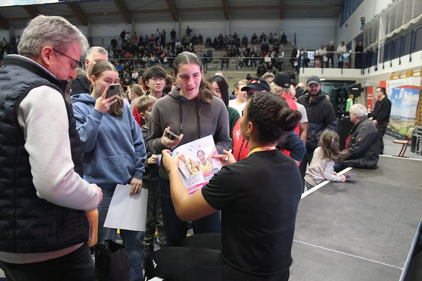 Sportlerinnen und Sportler begeisterten beim Indoor-Kugelsto&szlig;en, in der Wiedigsburghalle in Nordhausen, das Publikum