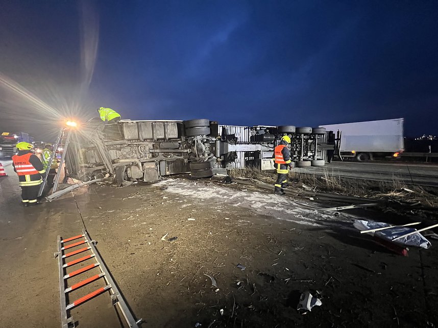 Sattelschlepper auf der A38 umgekippt