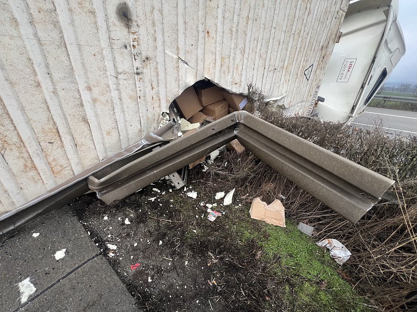 Sattelschlepper auf der A38 umgekippt