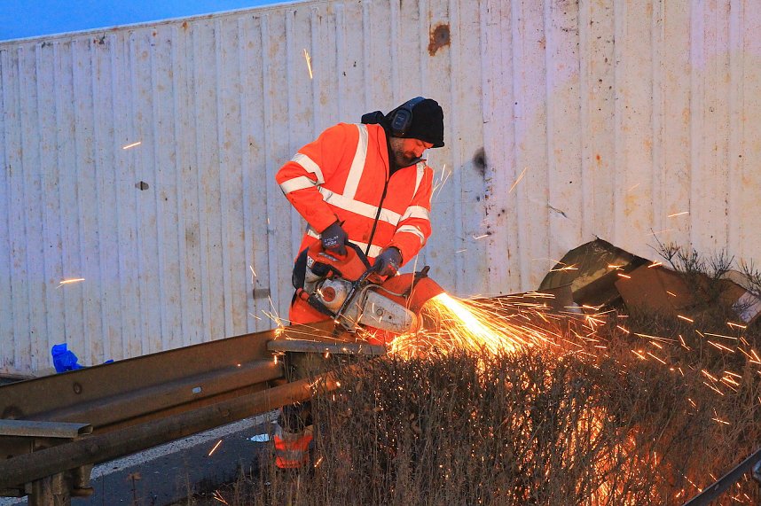 Sattelschlepper auf der A38 umgekippt