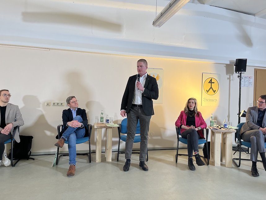 Wahlpodium mit Fragen der regionalen Wirtschaft