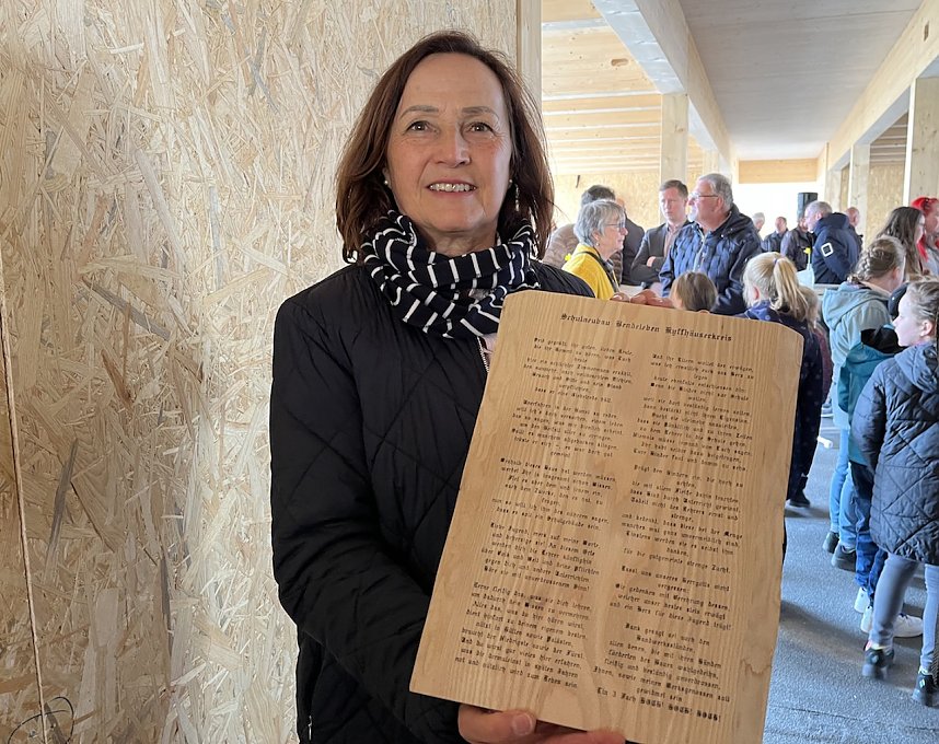 Schulleiterin Frau Sch&ouml;nberg mit dem Richtspruch