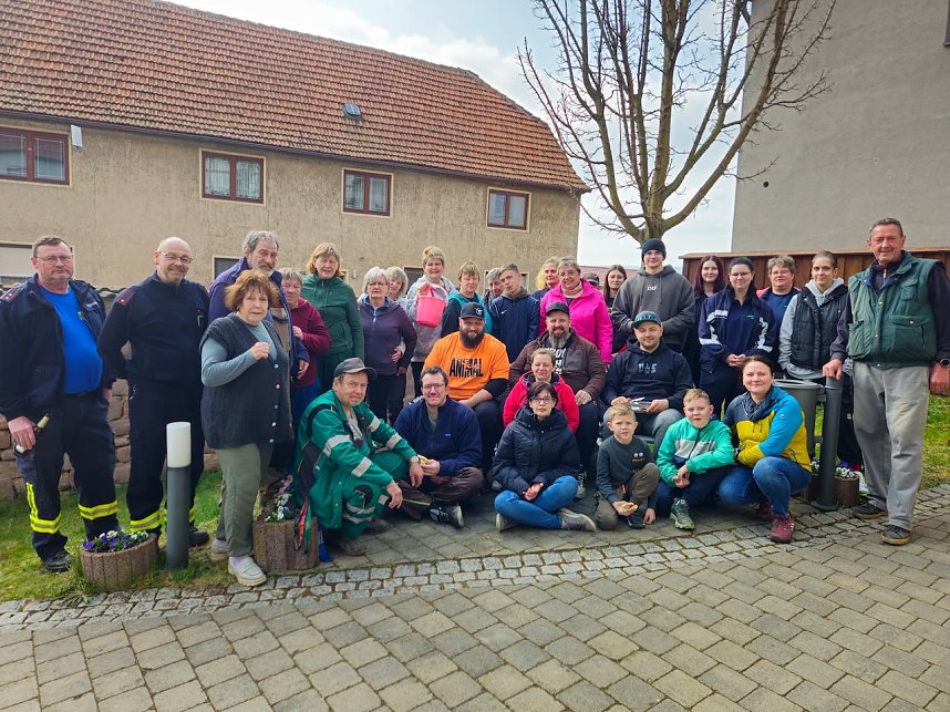 Viele H&auml;nde halfen beim Fr&uuml;hjahrsputz in Esperstedt
