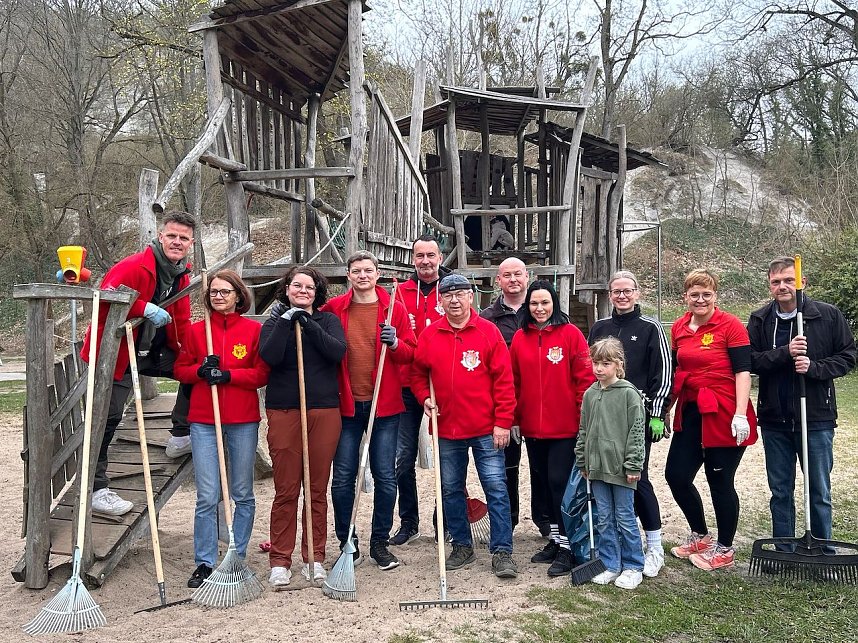 Gro&szlig;er Fr&uuml;hjahrsputz mit den FKK Wipperveilchen im Stadtpark in Bad Frankenhausen