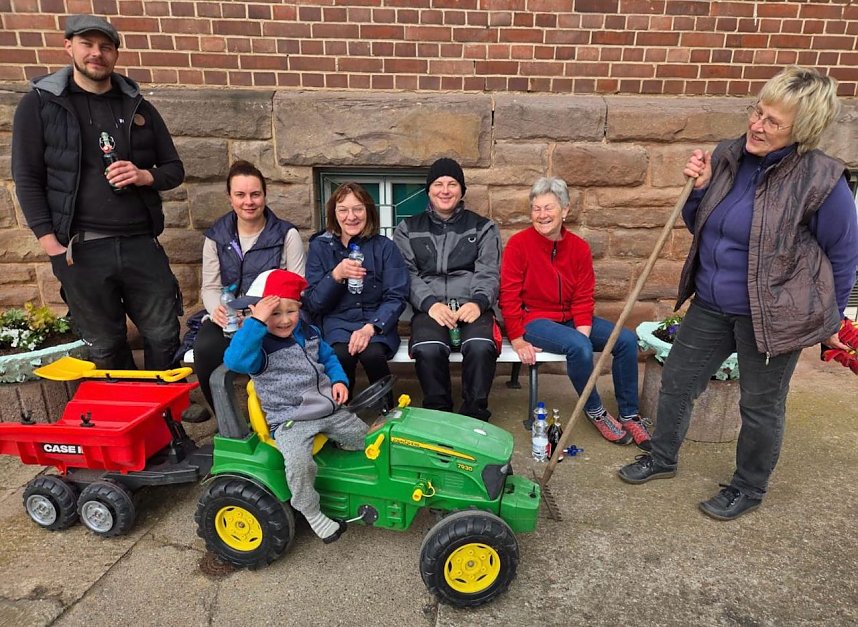Im OT Seehausen wurde "schweres Ger&auml;t" zum Fr&uuml;hjahrsputz eingesetzt