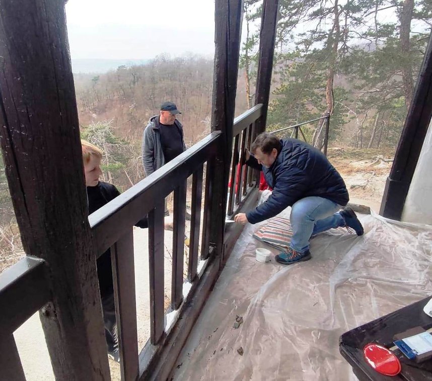 Streichen und Spachteln beim Fr&uuml;hjahrsputz auf der Hornungsh&ouml;he
